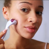 Langkah pertama yang dilakukan Luhhsetty adalah menggunakan Derma Roller. Idealnya derma roller dilakukan di klinik kecantikan, namun kini telah banyak beredar alat yang bisa dipakai sendiri di rumah. Biasanya setelah menggunakan benda ini wajah akan muncul bercak merah akibat jarum-jarum kecil yang ada di dalamnya. Namun inilah yang akan membuat kulit wajah menghilangkan noda-noda tersebut dengan sendirinya. Foto: Screenshot YouTube