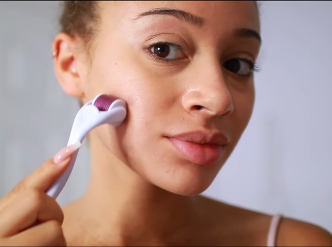 Langkah pertama yang dilakukan Luhhsetty adalah menggunakan Derma Roller. Idealnya derma roller dilakukan di klinik kecantikan, namun kini telah banyak beredar alat yang bisa dipakai sendiri di rumah. Biasanya setelah menggunakan benda ini wajah akan muncul bercak merah akibat jarum-jarum kecil yang ada di dalamnya. Namun inilah yang akan membuat kulit wajah menghilangkan noda-noda tersebut dengan sendirinya. Foto: Screenshot YouTube
