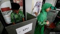 Para siswa saat mencoblos surat suara di dalam bilik.
