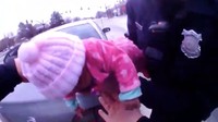Seorang perempuan menghentikan kendaraannya di tengah jalan dan dengan cepat membuka pintu bagian belakang untuk mengambil bayinya yang di letakan di kursi belakang.   (Foto: Dok. Shaker Heights Police Department)