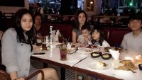 Early dinner with my kiddos, tulis Mulan. Selera minumannya sama semua, ya. Foto: Instagram @all_about_mulanjameela