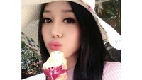 Wanita yang kerap berpenampilan seksi ini, dicurigai sebagai seorang transgender setelah banyak fakta yang mengungkapkan hal tersebut. Ini gayanya saat makan es krim. Foto: Instagram @lucintaluna