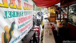 Duh! Pembatas Jalan di Kawasan Sudirman Jadi Meja Dadakan PKL