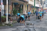 Solo Runners sedang memunguti sampah di sekitar rute lari.