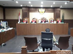 Diperiksa sebagai Terdakwa di Sidang e-KTP, Novanto Menangis