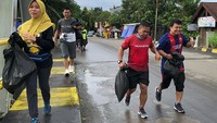 Akhir pekan lalu, beberapa komunitas di Indonesia serempak mengadakan kegiatan plogging, beramai-ramai olahraga lari sambil memungut sampah di jalur yang dilewati. (Foto: Instagram/marosrunners)