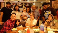 Lagi-lagi foto di Instagramnya sedang menikmati makan siang bersama istri, anak dan juga mertua. Bahagianya melihat kebersamaan keluarga ini. Foto: Instagram @andhiikapratama