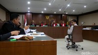 Menurut Michael, Bimanesh menulis diagnosa Novanto yaitu vertigo, diabetes mellitus, dan hipertensi. Peristiwa itu terjadi pada 16 November 2017 ketika Novanto tiba-tiba ditemukan mengalami kecelakaan setelah menghilang dari kejaran KPK. (Foto: Ari Saputra)