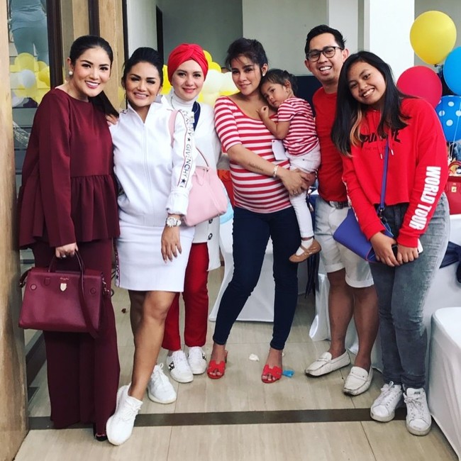 Krisdayanti bergaya casual saat menghadiri pesta ulang tahun anak Raffi Ahmad, Rafathar. Dia melengkapi penampilannya dengan tas Hermes Lindy seharga US$ 8.300 atau sekitar Rp 114 juta. Foto: Instagram