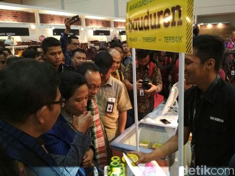 Menteri BUMN Rini Soemarno di pameran kerajinan Telkom