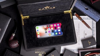 Pada paketan penjualannya, Caviar menyertakan kotak penyimpanan khusus dengan beludru hitam, disertai dengan pengisi daya dan sepasang earbud. Tertarik memilikinya? Foto: Caviar