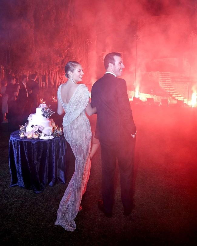 Romantisnya lagi, pernikahan tersebut dilaksanakan di atas tebing.  Foto: Instagram