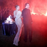 Romantisnya lagi, pernikahan tersebut dilaksanakan di atas tebing.  Foto: Instagram