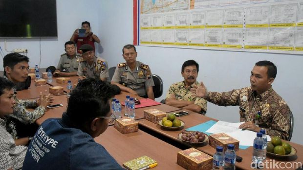 Bupati Batang mendatangi kantor PT Waskita memprotes jalan rusak akibat dilalui truk proyek jalan tol.