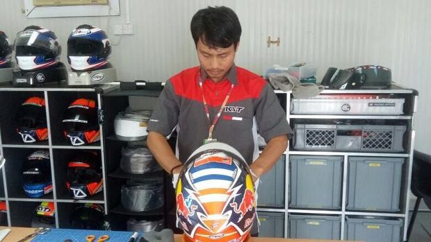 Nathania Mugiyono tengah merancang desain helm untuk MotoGP. Ia merupakan teknisi helm Andrea Dovizioso. (