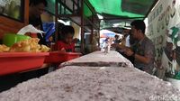 PKL di Depan Wisma BNI 46 Sulap Pembatas Jalan Jadi Meja Makan