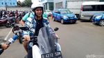 Ngeeng... Gaya Kasual Billy Syahputra Naik Skuter Bongsor