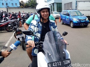 Jadwal Kegiatan yang Padat, Billy Syahputra Nyaman Tunggangi Motor