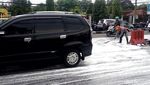 Penampakan Jalan di Yogya yang Mendadak Dipenuhi Busa Seperti Salju
