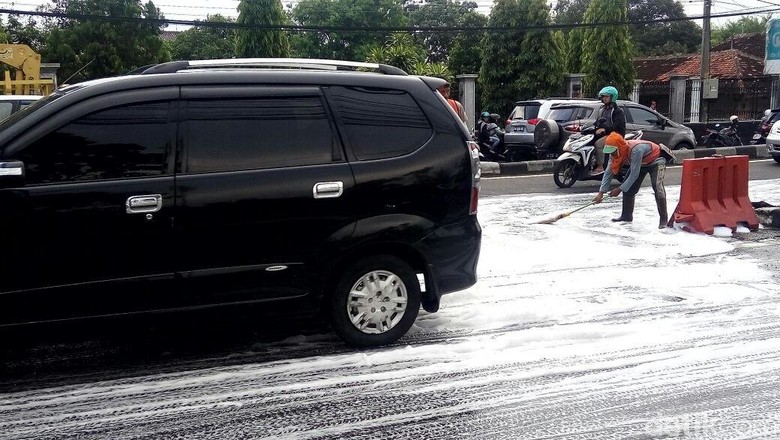 Jalanan di Yogya Ini Mendadak Berbusa-busa, Ada Apa Ya? Jalanan di Yogya Ini Mendadak Berbusa-busa, Ada Apa Ya?