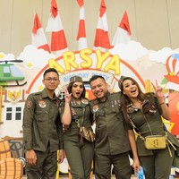 Sama-sama menggelar pesta ulang tahun anak dengan meriah, Krisdayanti dan Ashanty memiliki gaya berbeda sesuai tema pesta sang anak. Untuk Ashanty, dia memakai kostum bertema tentara dan melengkapi penampilannya dengan Marc Jacobs Snake Patchwork Snapshot Camera Bag yang dijual seharga 438 poundsterling atau sekitar Rp 8,5 juta. Foto: Instagram