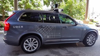 Kalau ini penumpang beruntung yang dijemput mobil otonom Uber. Foto: Imgur
