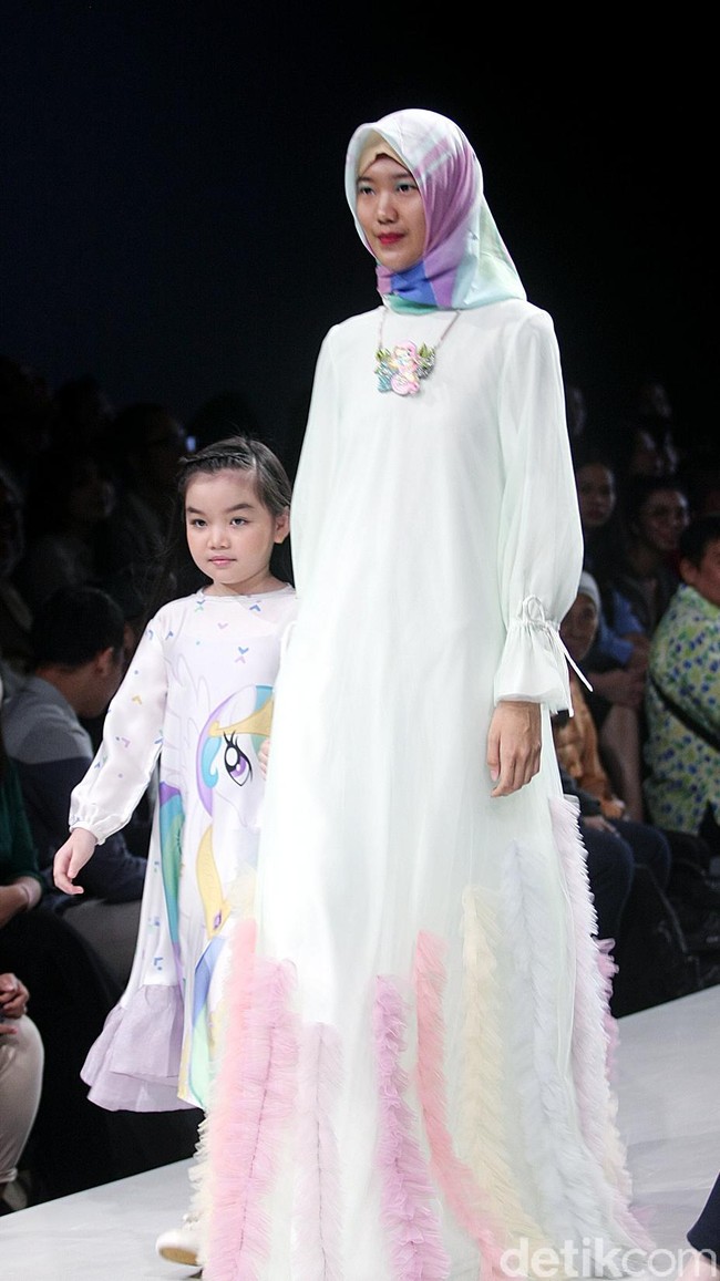Fashion show karya delapan desainer lokal dengan mengangkat tema My Little Pony di Plaza Indonesia Fashion Week 2018, Jakarta. Rabu [21/3/2018]. [Foto: Mohammad Abduh/Wolipop]