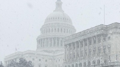 Saat Melania Trump dan Politikus AS Pamer Washington DC Bersalju