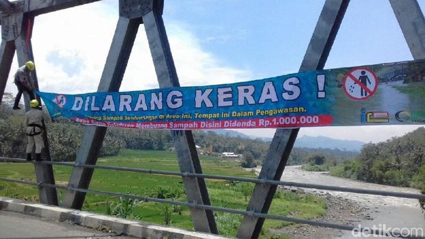 Hari Air Sedunia, Warga Banjarnegara Punguti Sampah di Serayu