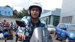 Ngeeng... Gaya Kasual Billy Syahputra Naik Skuter Bongsor