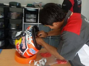 Mugiyono Sudah 3 Kali Tangani Helm Pebalap MotoGP
