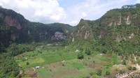 Foto: Di Ngarai Sianok terdapat persawahan, jalan raya, dan rumah penduduk. Masih belum puas? Bagian atasnya terdapat gunung yang diselimuti olah kabut (Okta Marfianto/detikTravel)