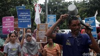 Mereka aksi mandi bareng di Balai Kota DKI Jakarta, Jakarta Pusat, Kamis (22/3/2018).