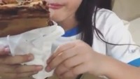 Sepertinya Mulan sering menjemput Safeea ke sekolah. Masih mengenakan seragam sekolah, Safeea terlihat sedang memakan crepes cokelat. Lahap banget makananya!  Foto: Instagram @all_about_mulanjameela
