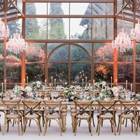 Pernikahannya digelar di resort  Rosewood Castiglion Del Bosco di Italia yang unggul karena pemandanngan alamnya yang indah. Dekorasi penuh bunga menjadi pemanis pesta pernikahan tersebut.Foto: Instagram