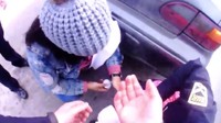 Petugas Kepolisian Alex Oklander dan Ryan Sidders berada di lokasi untuk memberikan bantuan. Setelah beberapa kali mencoba, akhirnya saluran udara bayi berhasil dibersihkan.   (Foto: Dok. Shaker Heights Police Department)