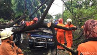 Kedua mobil itu adalah Avanza warna putih bernomor polisi B 2289 KKC dan Isuzu Panther warna biru bernomor polisi B 7632 GI. 