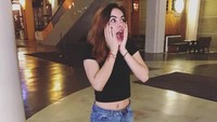 Stefhanie Zamora tampil dengan jeans robek dengan kaus hitam. Perpaduan kasual itu masih membuat dara 20 tahun itu imut. Foto: dok Instagram