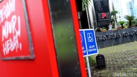Mereka menjaga jarak aman dari koper itu sebelum ada pengecekan lebih lanjut.