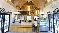 Begini bagian depan kafe, tempat memesan menu. Terlihat nyaman, bersih, dan lebih mirip dengan rumah. Jadi serasa maka ndi rumah sendiri! Foto: Mr. Somchai Umnuaywerot