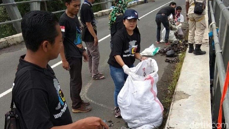 Hari Air Sedunia, Warga Banjarnegara Punguti Sampah di Serayu Hari Air Sedunia, Warga Banjarnegara Punguti Sampah di Serayu