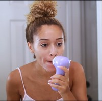 Pakai Clarisonic atau sikat wajah. Ini adalah facial brush yang menurut Luhhsetty sangat lembut untuk membersihkan wajahnya. Sikat wajah ini digunakan untuk mengeksfoliasi kulit untuk menghilangkan sel-sel kulit mati yang ada di wajah Foto: Screenshot YouTube