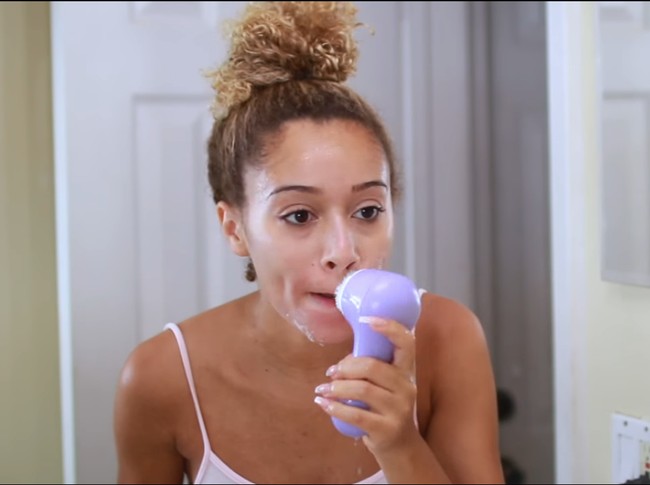 Pakai Clarisonic atau sikat wajah. Ini adalah facial brush yang menurut Luhhsetty sangat lembut untuk membersihkan wajahnya. Sikat wajah ini digunakan untuk mengeksfoliasi kulit untuk menghilangkan sel-sel kulit mati yang ada di wajah Foto: Screenshot YouTube