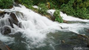 Foto: Air Terjun Langsung Jatuh ke Laut dari Maluku