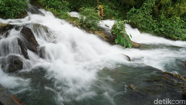 Foto:  Inilah Air Terjun Evu, salah satu kekayaan alam di Indonesia Timur. Air terjun ini langsung mengalir ke laut, tanpa melewati pantai. (Wahyu/detikTravel)