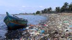Saking Banyaknya, Sampah di Pesisir Cilincing Tutupi Pantai