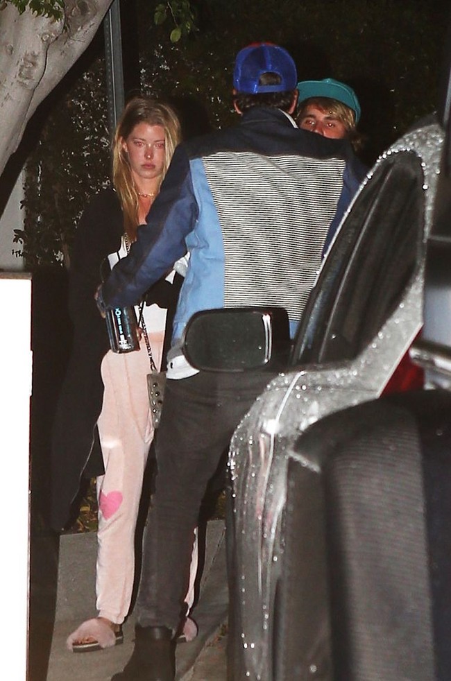 Baskin Champion dan Justin Bieber tertangkap kamera sedang bermesraan ketika menyaksikan konser Craig David bersama. Kedekatan keduanya juga sempat diabadikan paparazzi saat keluar dari gedung konser. Foto: Dok. Ist.