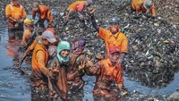 Meski lelah, petugas tetap bersemangat membersihkan sampah-sampah ini. Apa masih tega nantinya buang sampah sembarangan? Foto: dok Sudin LH Kepulauan Seribu