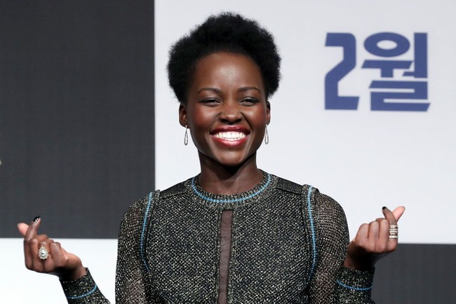 Lupita Nyongo dengan tawanya yang lepas saat menyilangkan ibu jari dan telunjuk untuk membentuk ungkapan cinta dan hati, saat berkunjung ke Korea Selatan untuk promosi film Black Panther, beberapa waktu lalu. Foto: istimewa