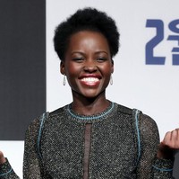 Lupita Nyongo dengan tawanya yang lepas saat menyilangkan ibu jari dan telunjuk untuk membentuk ungkapan cinta dan hati, saat berkunjung ke Korea Selatan untuk promosi film Black Panther, beberapa waktu lalu. Foto: istimewa